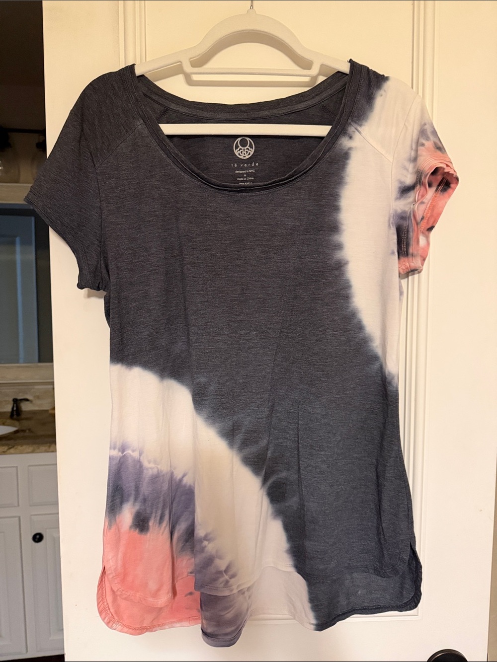 Te Verde Short Sleeve Tie-Dye Scoop Neck Tee in Gray, White & Coral